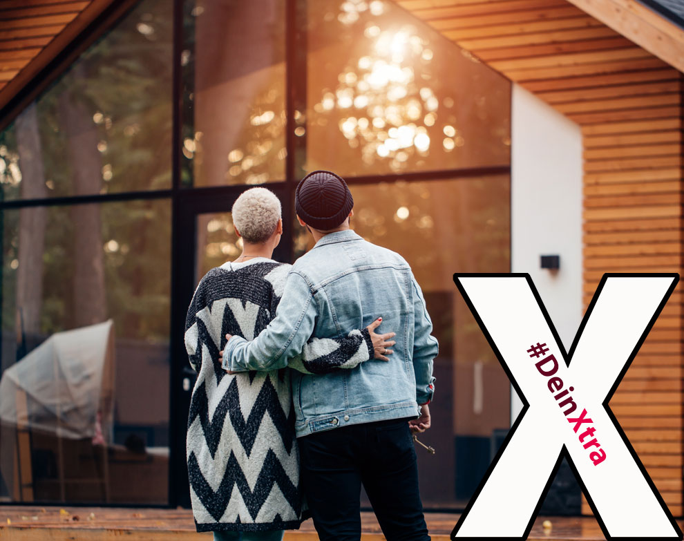 #DeinXtra | Bild zeigt zwei Menschen von hinten, die den Arm umeinander legen | ©AdobeStock_alfa27
