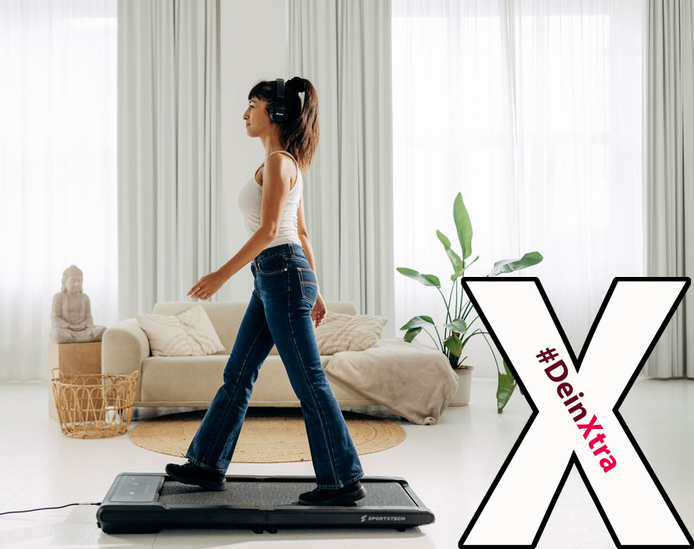 #DeinXtra | Bild zeigt eine Frau, die zuhause auf ihrem WalkPad trainiert.  | © SPORTSTECH